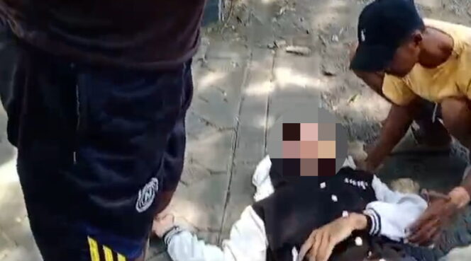 
Pemotor Tabrak Pohon di Jalan Pantura Kota Pasuruan, Dua Orang Terluka