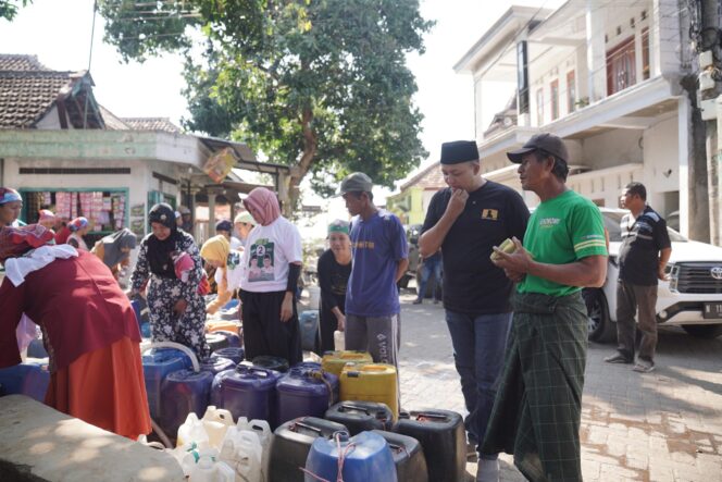 
Mas Rusdi Salurkan Ribuan Liter Air Bersih Bagi Warga Terdampak Kekeringan