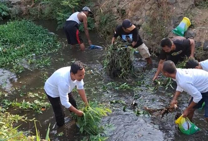 
Zainal Arifin Calon Wakil Walikota Probolinggo Gelar Aksi Bersih-bersih Sungai
