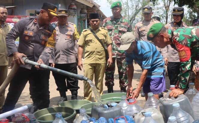 
Polres Pasuruan Salurkan 15.000 Liter Air Bersih untuk Desa yang Terdampak Kekeringan