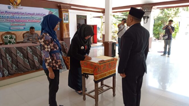 
Camat Dringu Lantik Yogi sebagai Pj Kades Randuputih
