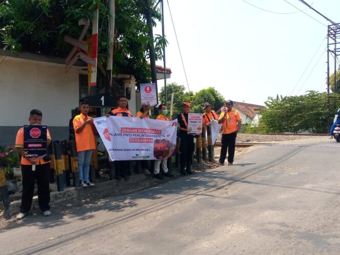 
Peringati Sumpah Pemuda, KAI Daop 8 dan Komunitas Railfans Ajak Pengendara Tertib Berlalu Lintas