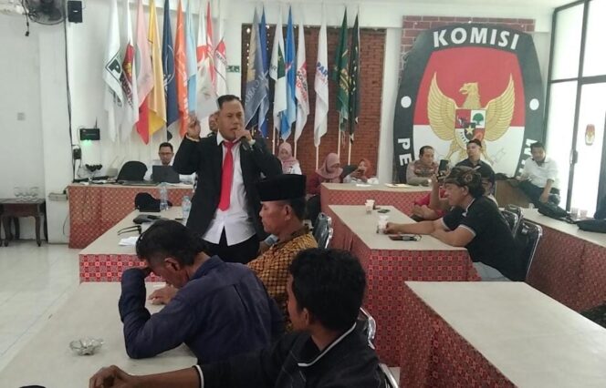 
Barisan Pendukung Kotak Kosong Geruduk KPU Kota Pasuruan