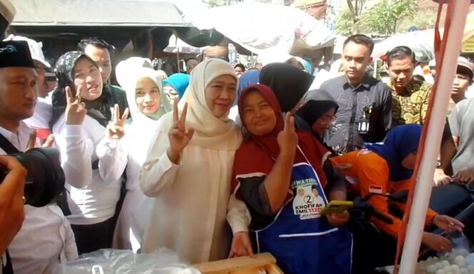 
Blusukan ke Pasar Besar Pasuruan, Cagub Khofifah Borong Mangga dan Sayuran untuk Dibagikan ke Warga