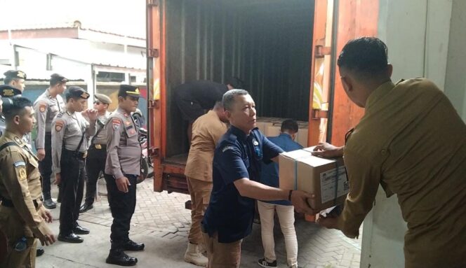
Ribuan Surat Suara Pilgub Jatim Akhirnya Tiba di Kota Pasuruan