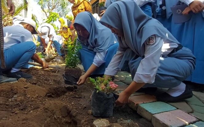 
Peringati Hari Cinta Puspa, Ribuan Pelajar SMK di Pasuruan Tanam Pohon 