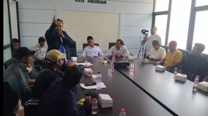 
Forum Penyelamat Demokrasi Demo Bawaslu Kota Pasuruan