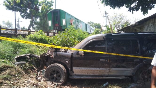 
Mobil Ford Everest Ringsek Usai Ditabrak KA Tawang Alun di Pasuruan
