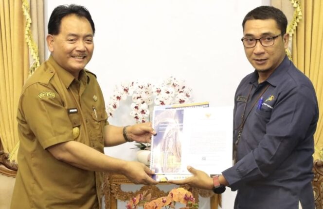 
Audiensi dengan BPS, Pjs Bupati Blitar Menerima Berkas EPSS