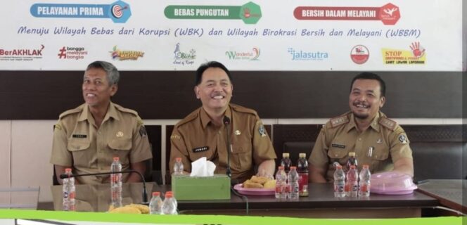 
Tinjau Budidaya Melon di Wates, Pjs Bupati Blitar Apresiasi Inovasi Petani Milenial