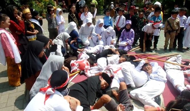 
Ratusan Siswa SD di Pasuruan Ikuti Aksi Teatrikal Meneladani Perjuangan Pahlawan