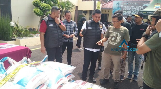 
Polisi Sita 2,8 Ton Pupuk Bersubsidi dalam Gudang di Pasuruan