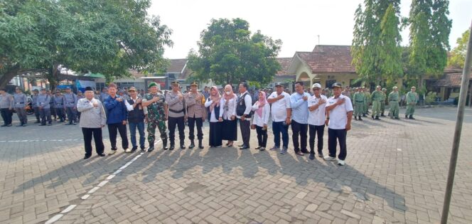 
Ratusan Satlinmas Ikuti Apel Kesiapan Pengamanan Pilkada 2024