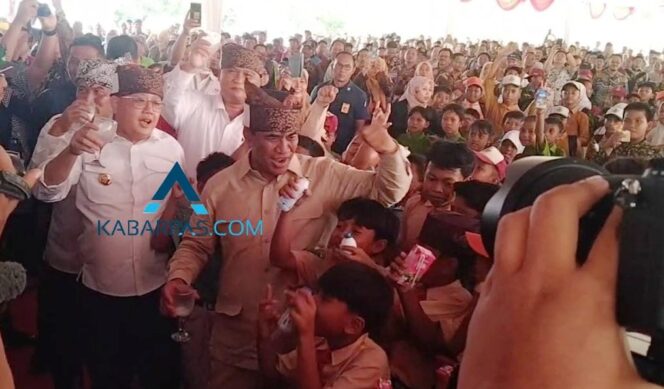 
Minum Susu Bareng Ribuan Pelajar Pasuruan, Mentan Amran: Jangan Ada Lagi Buang-buang Susu