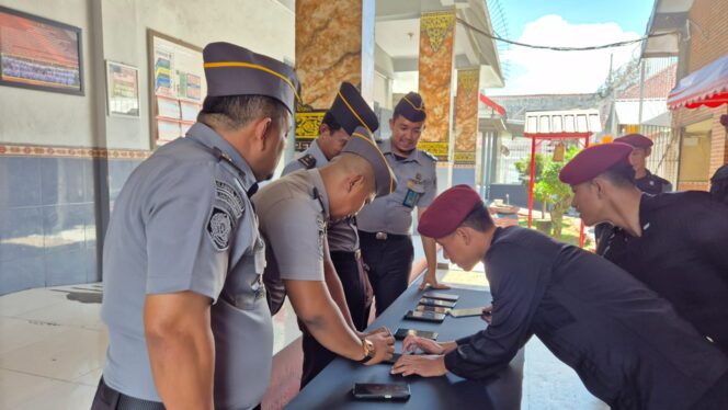 
Cegah Judol di Kalangan Anggota, Kepala Keamanan Lapas di Pasuruan Gencarkan Razia