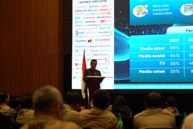 
Hadiri Pelantikan Pengurus AMSI Jatim 2024-2028, Wamen Komdigi Dorong Media Siber Terus Berinovasi