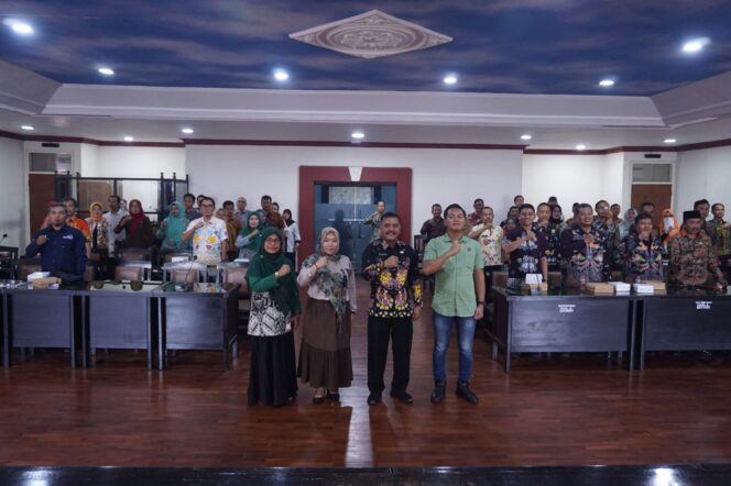 
Wujudkan Kondusifitas Jelang Pilkada 2024, KKD Jatim Gelar FGD Pengamanan Ruang Digital 