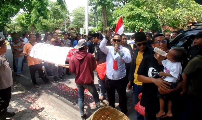 
Pendukung Kotak Kosong Geruduk Bawaslu dan KPU Kota Pasuruan dengan Bawa Keranda Jenazah