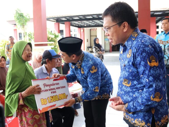 
342 Orang Terima Bansos PKH Plus Tahap IV untuk Lansia
