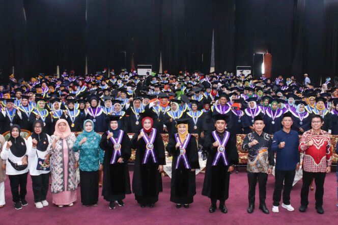 
Plt. Wali Kota Pasuruan dan Istri Mensos Hadiri Wisuda 625 Lansia Tangguh