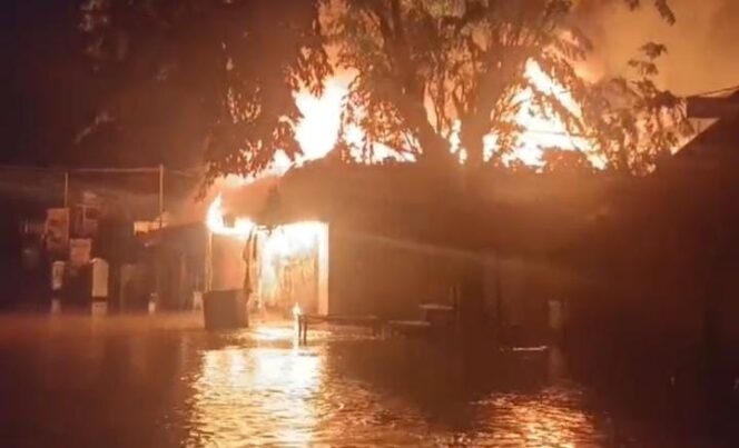 
Kebakaran Toko Depan Pasar Winongan, 4 Pemadam Kebakaran Dikerahkan