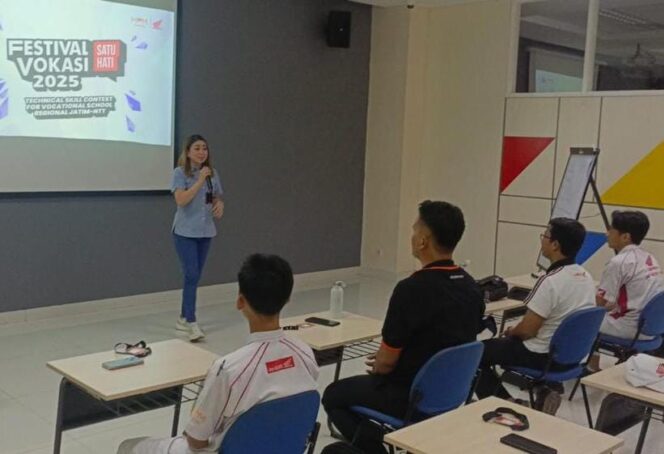 
Empat Siswa dan Satu Guru SMK Binaan MPM Honda Jatim Ikuti Pembekalan Festival Vokasi Satu Hati Nasional