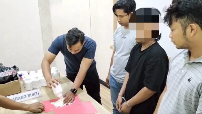
Polisi Pasuruan Gagalkan Pengiriman Paket Ribuan Pil Koplo 