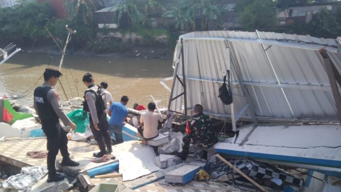 
Breaking News! 7 Kios di Pasar Ikan Pasuruan Ambruk Akibat Plengsengan Jebol