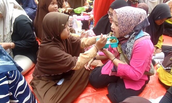 
Aksi Mengharukan Ratusan Siswa SD di Kota Pasuruan yang Kompak Suapi Makan Ibunya