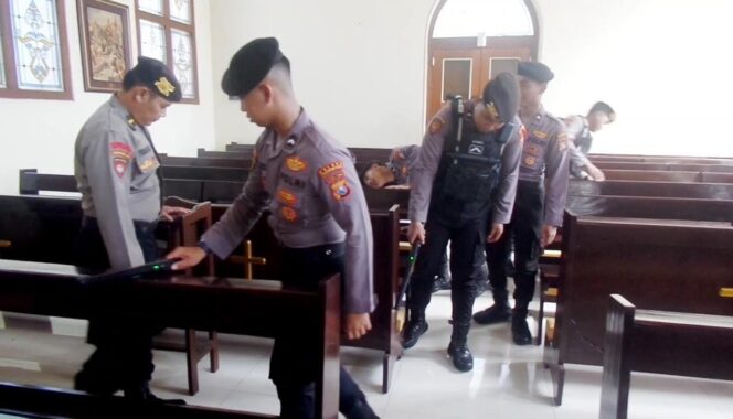 
Jelang Natal, Polisi Strerilisasi Belasan Gereja di Kota Pasuruan