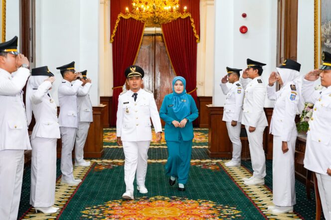 
Pj Gubernur Jawa Timur Kukuhkan Mas Adi Sebagai Wali Kota Pasuruan