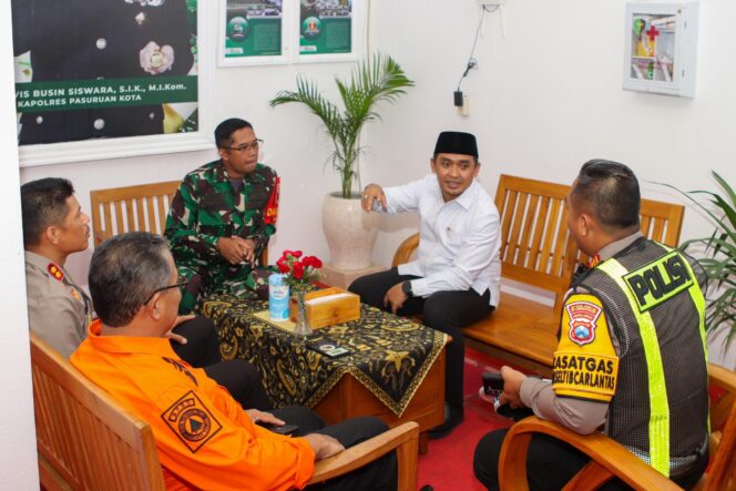 
Wali Kota Pasuruan Pastikan Suasana Khidmat Tempat Peribadatan Kondusif dan Aman