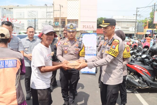 
Dukung Program Asta Cita Presiden, Polres Pasuruan Kota dan Imigrasi Malang Berbagi Makanan Bergizi 