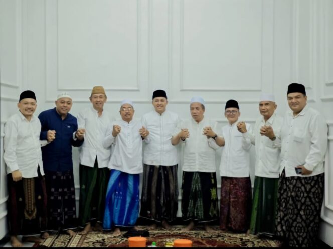 
Momen Dua Paslon Bupati Pasuruan Bergendengan Tangan dan Kompak Ajak Masyarakat Jaga Kerukunan