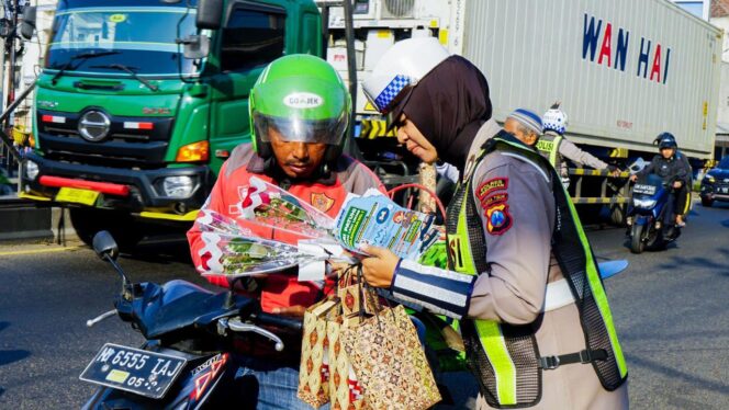
Polisi di Pasuruan Bagikan Puluhan Helm SNI ke Pemotor 