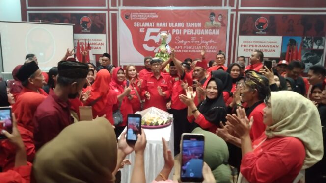 
PDI Perjuangan Kota Pasuruan Gelar Tasyakuran dengan Potong Tumpeng dan Undang Pelaku UMKM