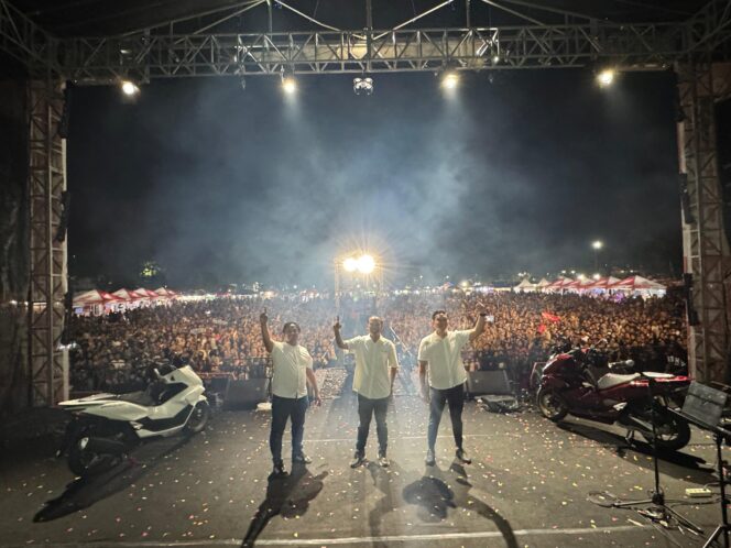 
Dimeriahkan Gildcoustic, Ribuan Warga Banyuwangi Saksikan Launching New Honda PCX160 