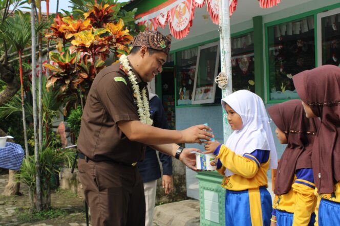
Kejari Bagikan Makan Bergizi Gratis untuk Siswa SD