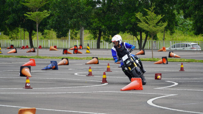 
Instruktur Safety Riding MPM Honda Jatim Bersama Instruktur Safety Riding Honda Indonesia Siap Tampil di Kompetisi Internasional