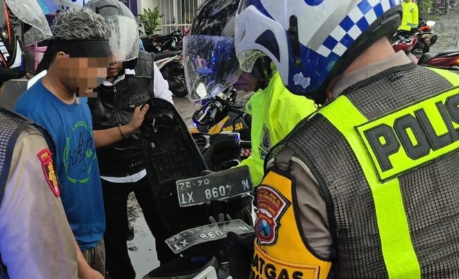 
Polisi Amankan Pengendara Mabuk saat Patroli di Pasuruan