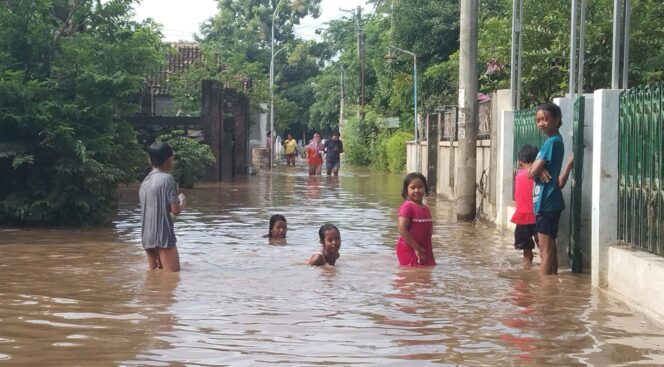 
Banjir Kembali Rendam Rumah Warga di Pasuruan