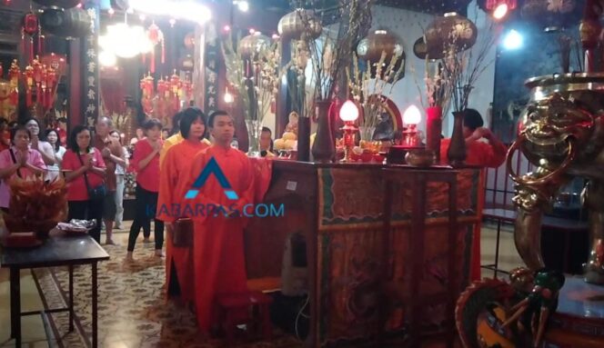 
Di Momen Imlek 2025, Umat Konghucu Pasuruan Doakan Indonesia Harmonis dan Selalu Rukun