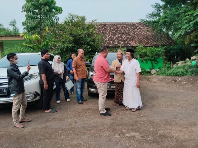 
Ketika Brigjend TNI Edi Sutjipto Terperangah dengan Pembelajaran Digitalisasi di Ponpes Darul Ulum Karang Pandan