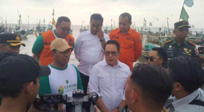 
Pj Gubernur Adhy Karyono Pantau Lokasi Terdampak Angin Puting Beliung di Lekok