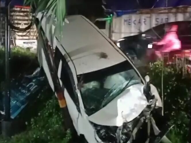 
Mobil Sigra Tertabrak KA Blambangan Ekspres di Latek Bangil