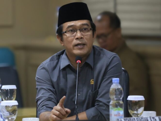 
Tanpa Guru Swasta, Pendidikan Bangsa Lumpuh, Anggota DPD Tantang Pemerintah Beri Keadilan!
