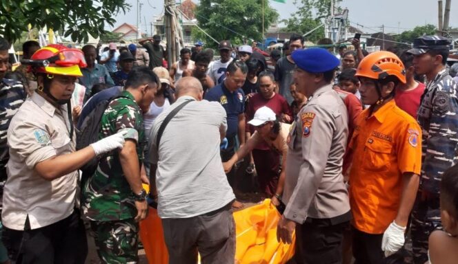 
Jenazah Bocah SD Ditemukan Mengambang di Sungai Gembong Pasuruan