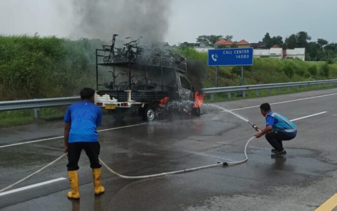 
Pikap Angkut Belasan Motor Listrik Hangus Terbakar di Tol Gempol – Pasuruan