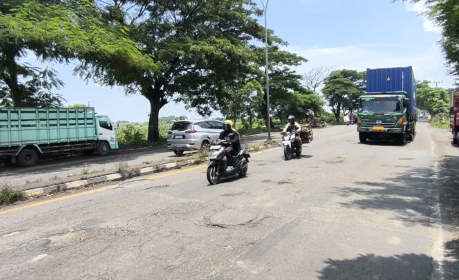 
Pengendara Keluhkan Banyaknya Jalan Berlubang di Jalur Pantura Pasuruan