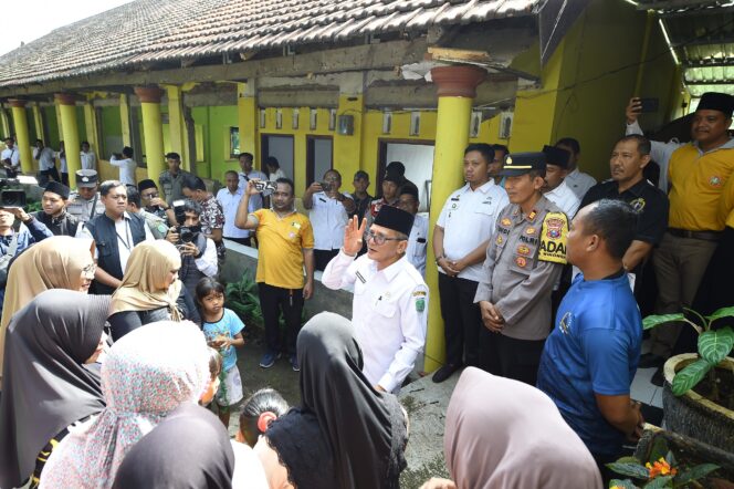 
Wabup Gus Shobih Akhiri Polemik Penyegelan di SDN Jeladri 1, Dewan Guru: Terima Kasih Pemkab Pasuruan